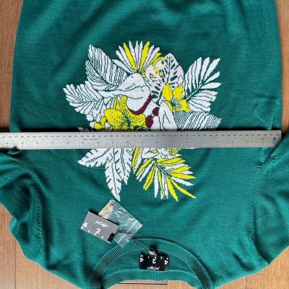 Tuk in Light Sweater Green with Tropical Pin Up Girl  Motif NWT - Picture 4 of 12